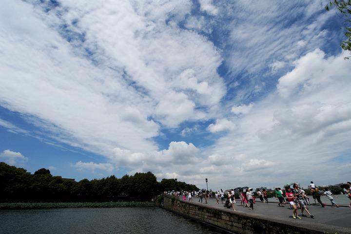 近十年西湖景区人流量统计图-俊竹科技